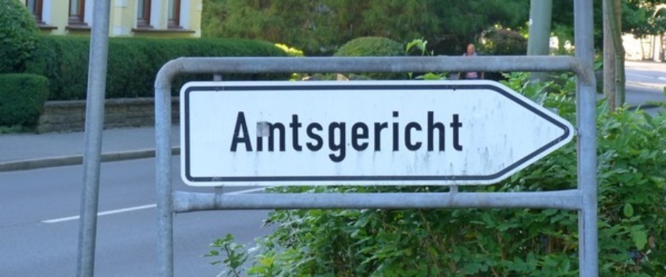 Hinweisschild Amtsgericht